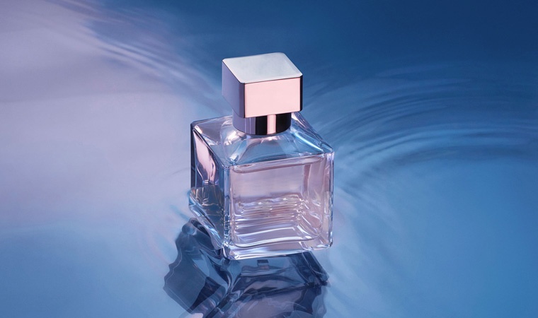 زجاجة عطور مربعة مع غطاء مربع